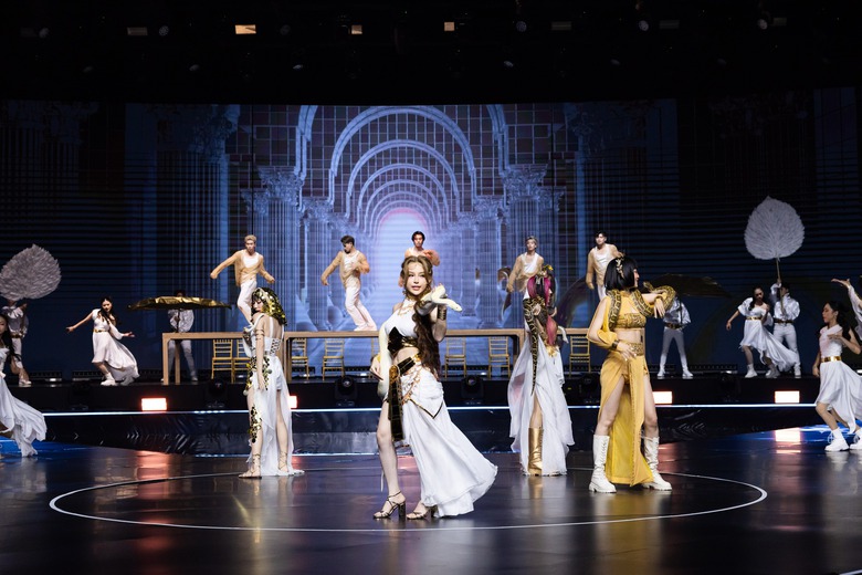 Nh&oacute;m Thu Phương, Huyền Baby, Lan Ngọc bế 5 con trăn lớn 13kg l&ecirc;n s&acirc;n khấu để m&uacute;a h&aacute;t- Ảnh 7.