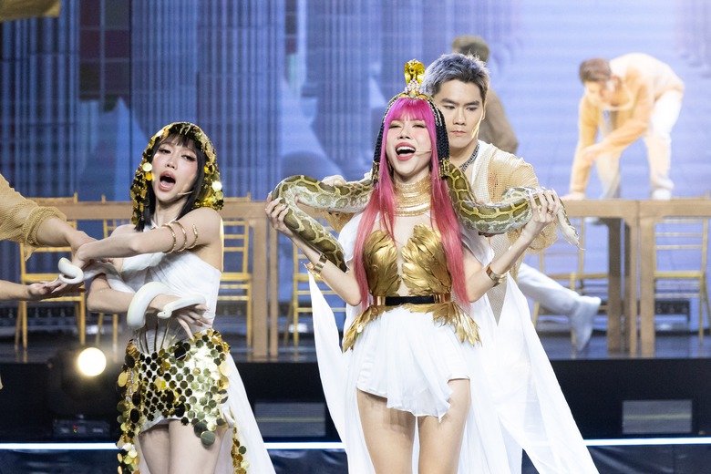 Nh&oacute;m Thu Phương, Huyền Baby, Lan Ngọc bế 5 con trăn lớn 13kg l&ecirc;n s&acirc;n khấu để m&uacute;a h&aacute;t- Ảnh 8.