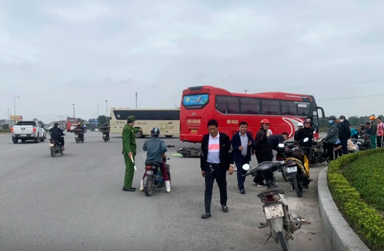 Hiện trường vụ tai nạn giao th&ocirc;ng khiến người đ&agrave;n &ocirc;ng tử vong tại chỗ.