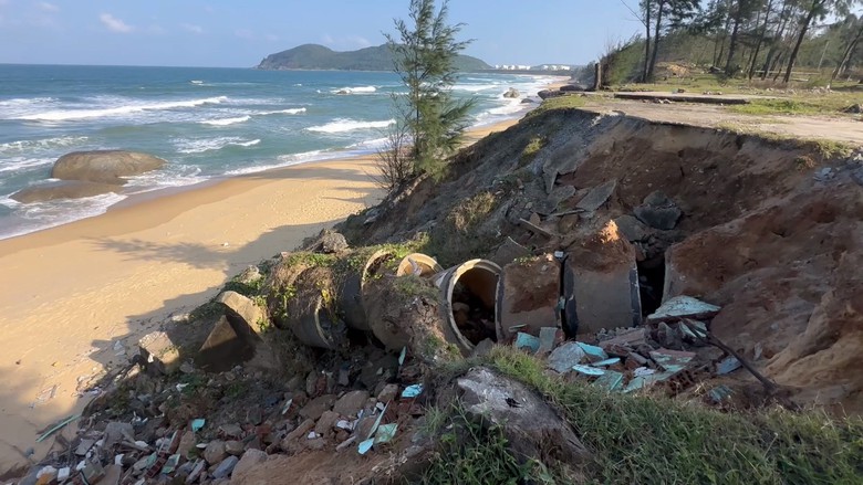 Triều cường dội thẳng v&agrave;o bờ đe dọa đường giao th&ocirc;ng, "nhăm nhe" k&eacute;o sập nh&agrave; d&acirc;n- Ảnh 5.