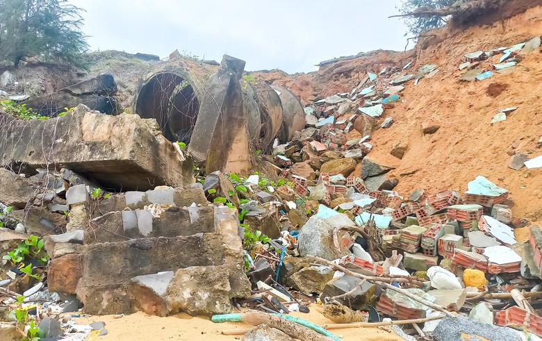 Triều cường dội thẳng v&agrave;o bờ đe dọa đường giao th&ocirc;ng, "nhăm nhe" k&eacute;o sập nh&agrave; d&acirc;n- Ảnh 8.