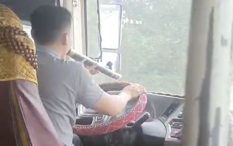 T&agrave;i xế xe kh&aacute;ch vừa cầm l&aacute;i vừa r&iacute;t điếu c&agrave;y: "T&ocirc;i đ&atilde; biết lỗi"- Ảnh 2.