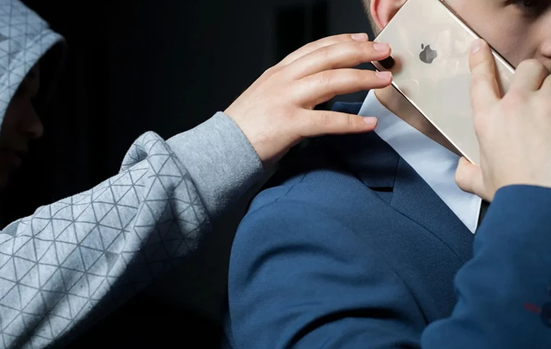 Bắt nh&oacute;m thanh ni&ecirc;n cầm dao cướp điện thoại tại qu&aacute;n nước- Ảnh 1.