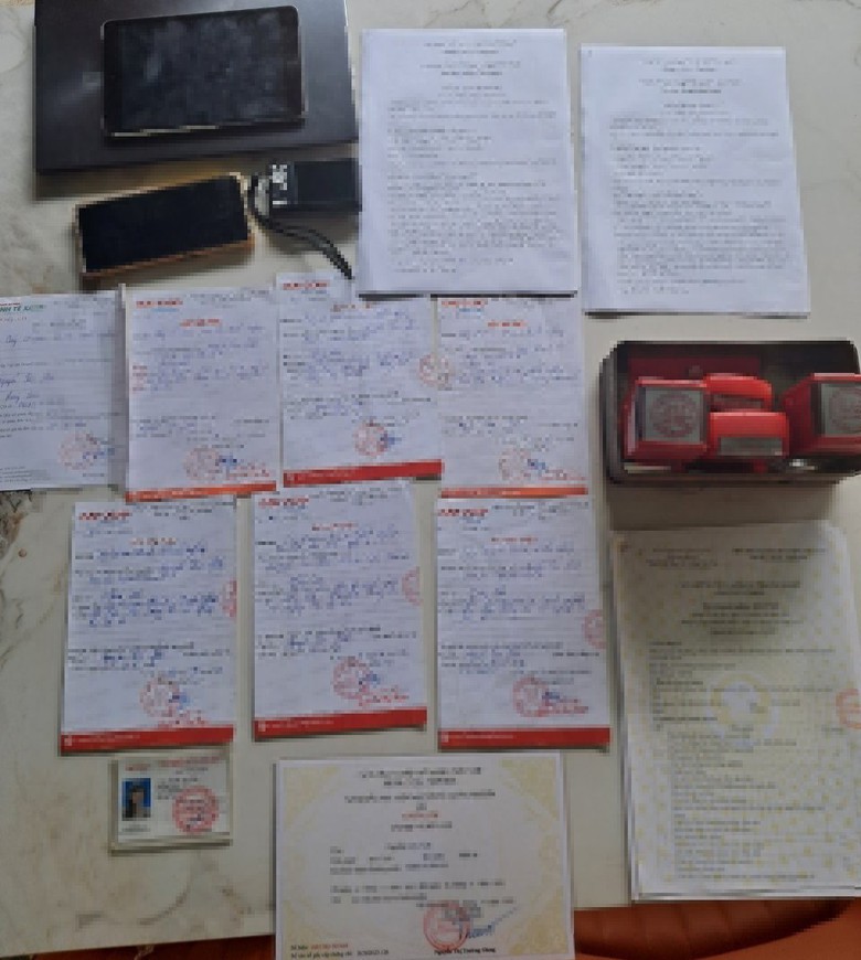 Bắt nữ gi&aacute;m đốc tự xưng nh&agrave; b&aacute;o bảo k&ecirc; xe tải, trục lợi hơn 5 tỷ đồng- Ảnh 2.