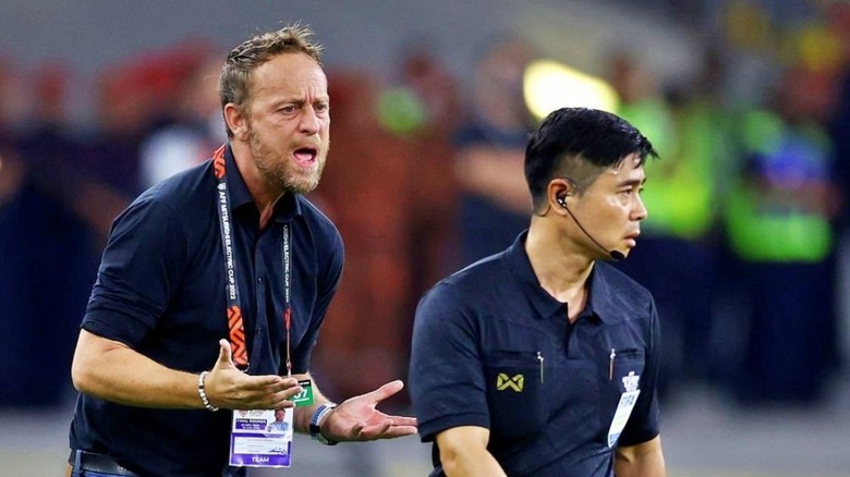 H&agrave;nh động kh&oacute; chấp nhận, cựu HLV tuyển Th&aacute;i Lan bị đội b&oacute;ng V-League ng&oacute; lơ- Ảnh 1.