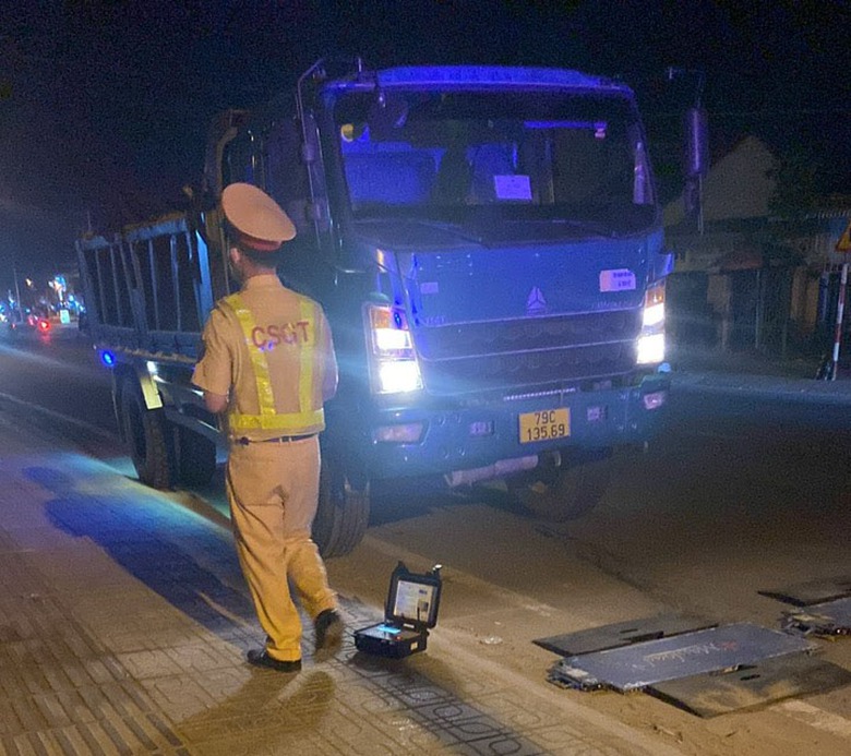 Kh&aacute;nh H&ograve;a: Xử l&yacute; h&agrave;ng loạt xe chở đ&aacute; "c&oacute; ngọn" vượt cầu cấm tải 18 tấn- Ảnh 2.