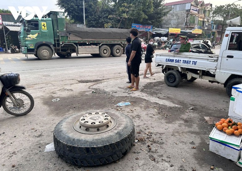 Hiện trường vụ xe tải bị văng b&aacute;nh khi đang di chuyển l&agrave;m ba người bị thương ở H&agrave; Nội.