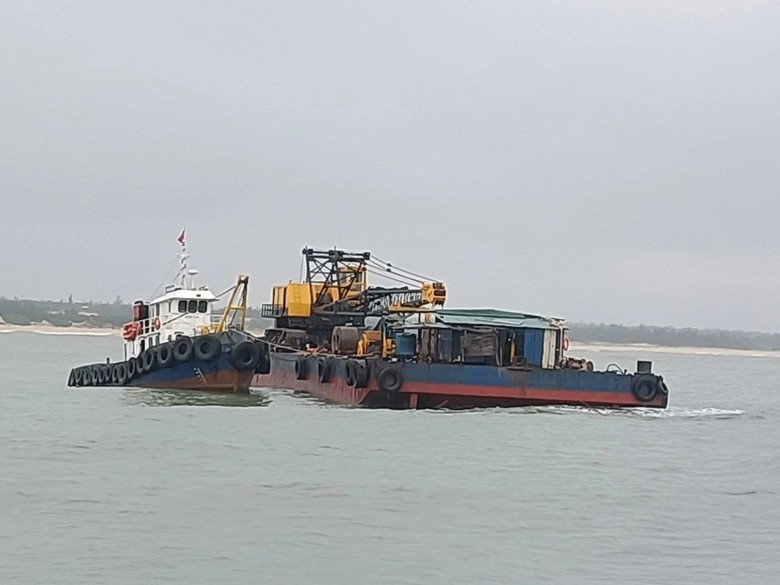 T&agrave;u h&agrave;ng 15.000 tấn mắc cạn ở Quảng Ng&atilde;i được giải cứu thế n&agrave;o?- Ảnh 4.