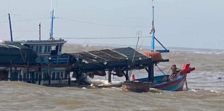 Bến Tre: Ch&igrave;m t&agrave;u c&aacute; ở Cửa Đại, 19 ngư d&acirc;n được cứu sống- Ảnh 1.