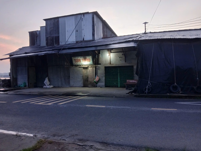 Đã nhận tiền đền bù, vì sao cơ sở xay xát vẫn nằm chắn ngang bờ kè sông Cần Thơ?- Ảnh 1. Đã nhận tiền đền bù, vì sao cơ sở xay xát vẫn nằm chắn ngang bờ kè sông Cần Thơ?- Ảnh 1.