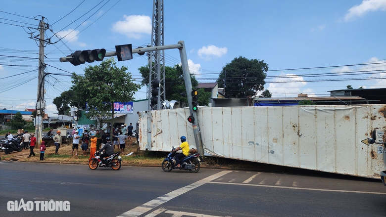 Xe container mất l&aacute;i, lật nghi&ecirc;ng khi đổ dốc, t&agrave;i xế tho&aacute;t chết trong gang tấc- Ảnh 1.