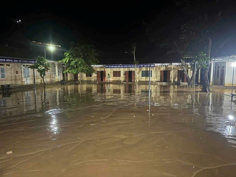 Lũ ống ập về trong đ&ecirc;m, trường học ở Nghệ An ngập trong b&ugrave;n nước- Ảnh 1.
