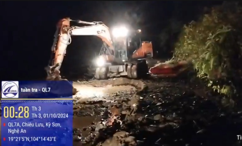 Xuy&ecirc;n đ&ecirc;m xử l&yacute; sạt lở, th&ocirc;ng tuyến quốc lộ 7 ở Nghệ An- Ảnh 1.