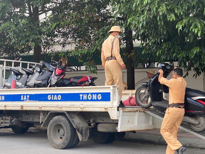 Nghệ An: Ra qu&acirc;n xử l&yacute; học sinh vi phạm trật tự an to&agrave;n giao th&ocirc;ng- Ảnh 2.