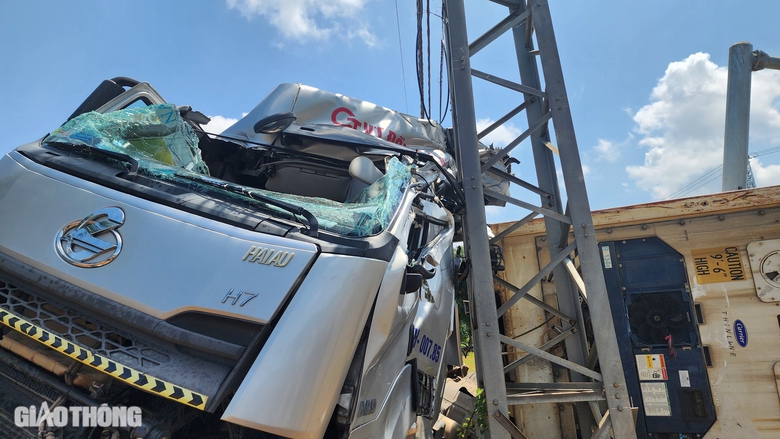 Xe container mất l&aacute;i, lật nghi&ecirc;ng khi đổ dốc, t&agrave;i xế tho&aacute;t chết trong gang tấc- Ảnh 2.