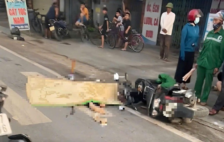 Hiện trường vụ tai nạn trên quốc lộ 5 khiến nữ công nhân tử vong tại chỗ. Hiện trường vụ tai nạn trên quốc lộ 5 khiến nữ công nhân tử vong tại chỗ.