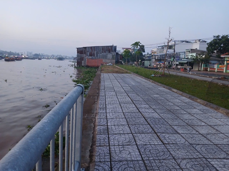 Đã nhận tiền đền bù, vì sao cơ sở xay xát vẫn nằm chắn ngang bờ kè sông Cần Thơ?- Ảnh 2. Đã nhận tiền đền bù, vì sao cơ sở xay xát vẫn nằm chắn ngang bờ kè sông Cần Thơ?- Ảnh 2.