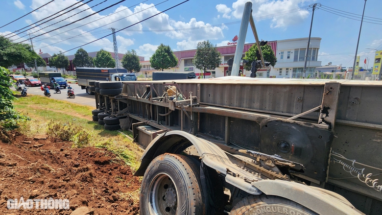 Xe container mất l&aacute;i, lật nghi&ecirc;ng khi đổ dốc, t&agrave;i xế tho&aacute;t chết trong gang tấc- Ảnh 6.