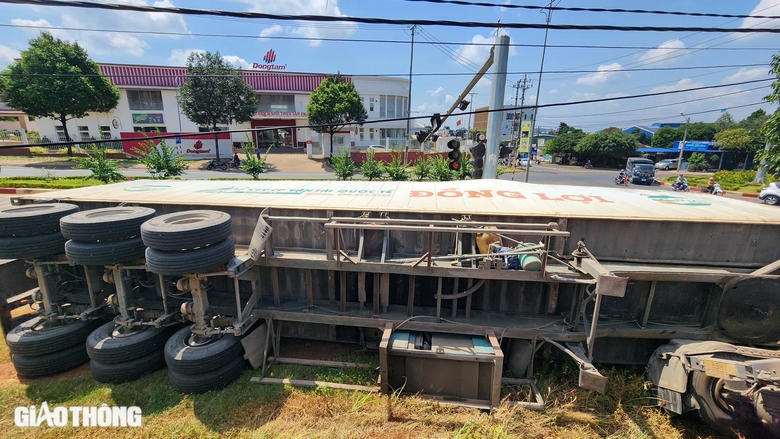 Xe container mất l&aacute;i, lật nghi&ecirc;ng khi đổ dốc, t&agrave;i xế tho&aacute;t chết trong gang tấc- Ảnh 5.