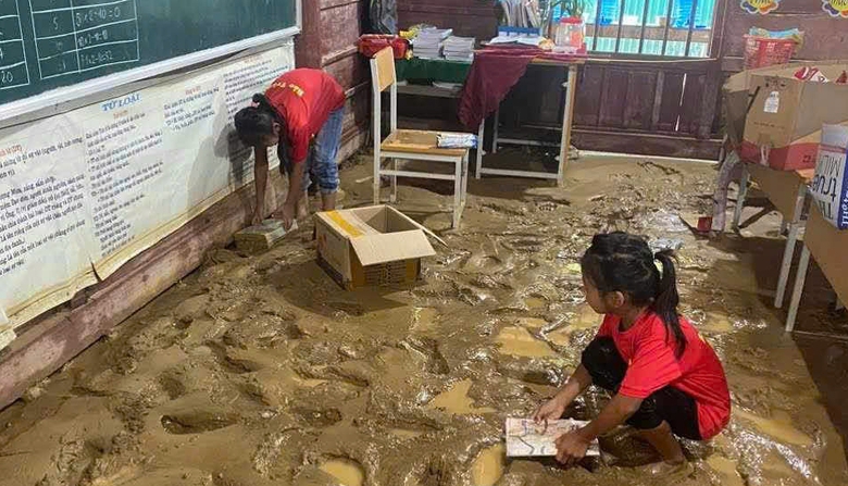 Lũ ống ập về trong đ&ecirc;m, trường học ở Nghệ An ngập trong b&ugrave;n nước- Ảnh 2.