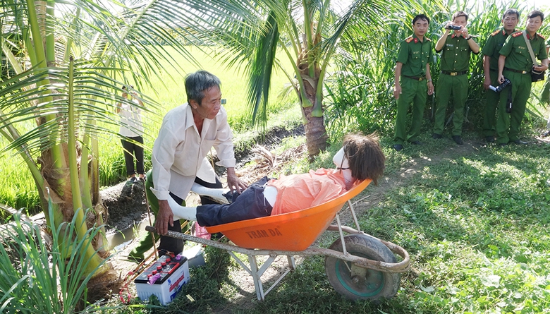 Người đ&agrave;n &ocirc;ng ở An Giang d&ugrave;ng điện bẫy chuột l&agrave;m chết người- Ảnh 1.