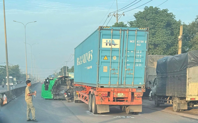 Xe đầu k&eacute;o rơi cabin xuống đường sau va chạm với xe tải- Ảnh 1.