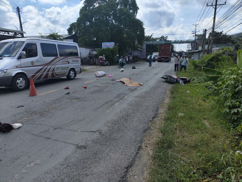 Người phụ nữ đi xe m&aacute;y tử vong sau va chạm với xe container tr&ecirc;n QL62 qua Long An- Ảnh 1.