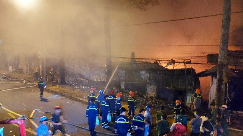 Ch&aacute;y rụi cửa h&agrave;ng b&aacute;n quần &aacute;o, gi&agrave;y d&eacute;p ở Đồng Th&aacute;p- Ảnh 1.