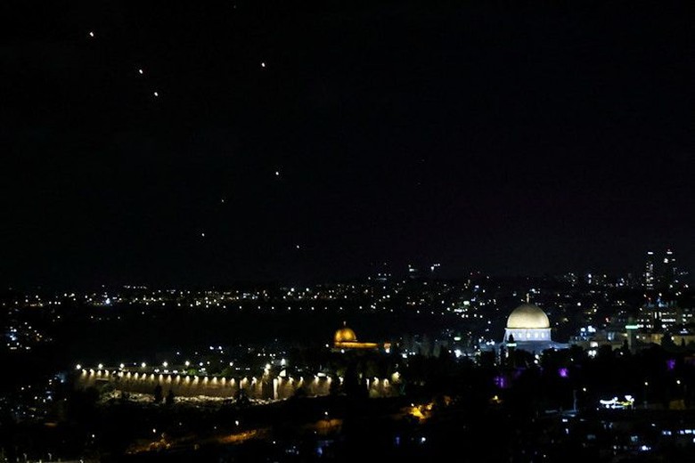 H&agrave;ng loạt chuyến bay vội v&atilde; đổi hướng v&igrave; Iran kh&ocirc;ng k&iacute;ch Israel- Ảnh 1.