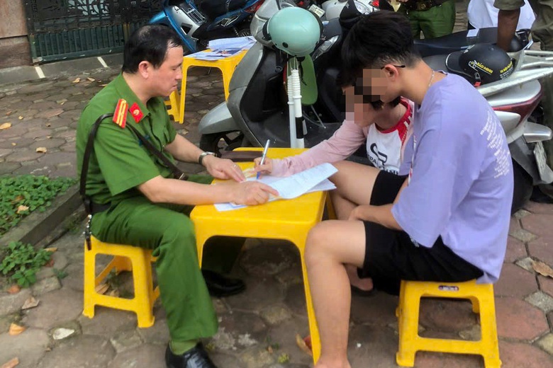 Học sinh vi phạm bị giữ xe, phụ huynh đội mưa chờ đến lượt ký phạt- Ảnh 4. Học sinh vi phạm bị giữ xe, phụ huynh đội mưa chờ đến lượt ký phạt- Ảnh 4.