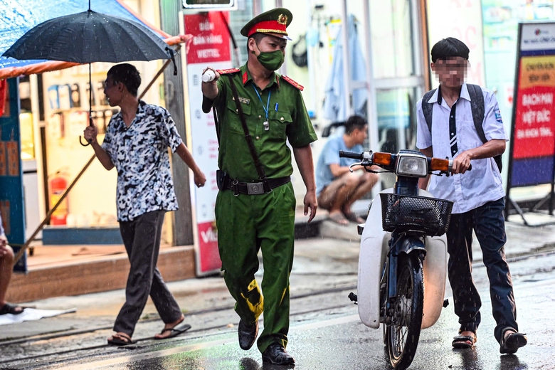 Học sinh vi phạm bị giữ xe, phụ huynh đội mưa chờ đến lượt ký phạt- Ảnh 2. Học sinh vi phạm bị giữ xe, phụ huynh đội mưa chờ đến lượt ký phạt- Ảnh 2.