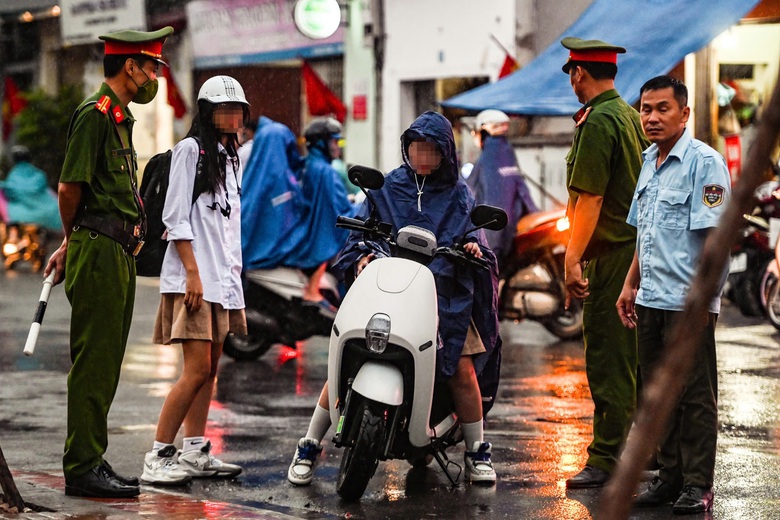 Học sinh vi phạm bị giữ xe, phụ huynh đội mưa chờ đến lượt ký phạt- Ảnh 1. Học sinh vi phạm bị giữ xe, phụ huynh đội mưa chờ đến lượt ký phạt- Ảnh 1.