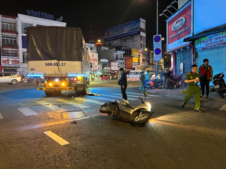 Xe tải &ocirc;m cua va chạm xe m&aacute;y, người phụ nữ tử vong thương t&acirc;m- Ảnh 2.