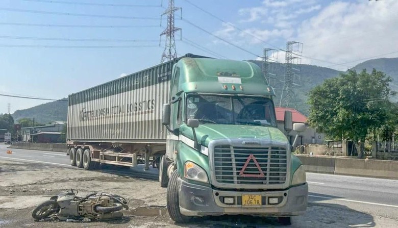 Xe m&aacute;y chở 2 người va chạm xe đầu k&eacute;o, người phụ nữ tử vong- Ảnh 1.