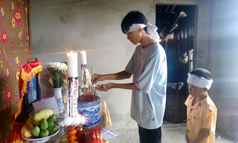 Tương lai mịt mờ của ch&agrave;ng trai mồ c&ocirc;i- Ảnh 1.