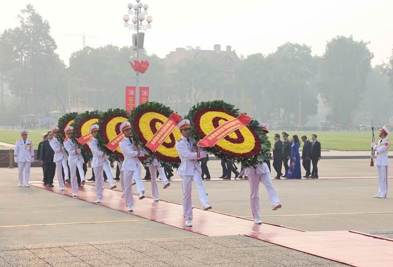 70 năm Giải phóng Thủ đô: Lãnh đạo Đảng, Nhà nước vào Lăng viếng Chủ tịch Hồ Chí Minh- Ảnh 1. 70 năm Giải phóng Thủ đô: Lãnh đạo Đảng, Nhà nước vào Lăng viếng Chủ tịch Hồ Chí Minh- Ảnh 1.