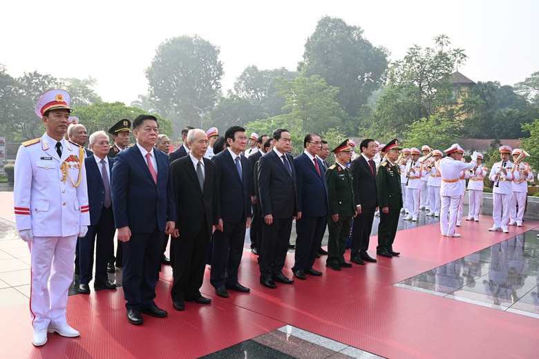 70 năm Giải phóng Thủ đô: Lãnh đạo Đảng, Nhà nước vào Lăng viếng Chủ tịch Hồ Chí Minh- Ảnh 4. 70 năm Giải phóng Thủ đô: Lãnh đạo Đảng, Nhà nước vào Lăng viếng Chủ tịch Hồ Chí Minh- Ảnh 4.