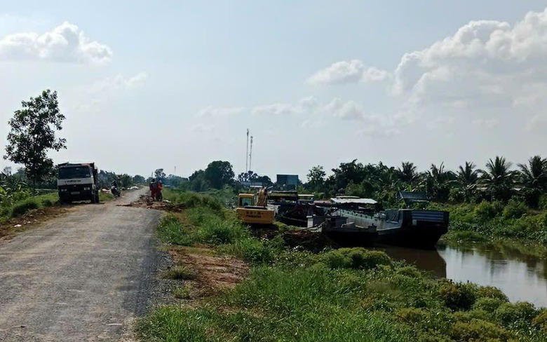 Long An: C&oacute; dấu hiệu khai th&aacute;c đất đường k&ecirc;nh 61 đưa đi b&aacute;n g&acirc;y nguy cơ sạt lở cao