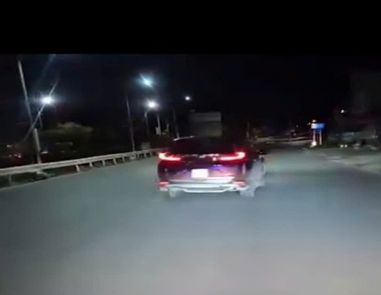 Tạm giữ phương tiện, xử phạt t&agrave;i xế &ocirc; t&ocirc; con qua clip người d&acirc;n cung cấp- Ảnh 1.