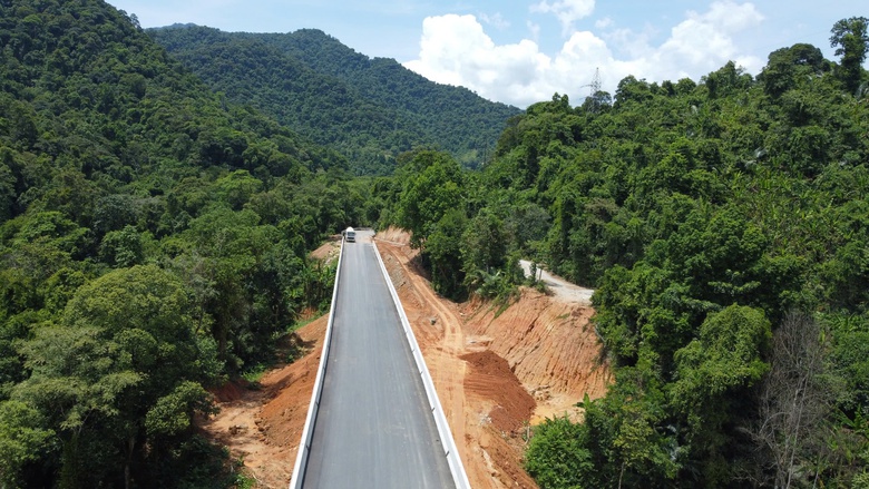 Ngắm quốc lộ 8A nối Cửa khẩu Cầu Treo sau thập kỷ nâng cấp, sửa chữa- Ảnh 10. Ngắm quốc lộ 8A nối Cửa khẩu Cầu Treo sau thập kỷ nâng cấp, sửa chữa- Ảnh 10.