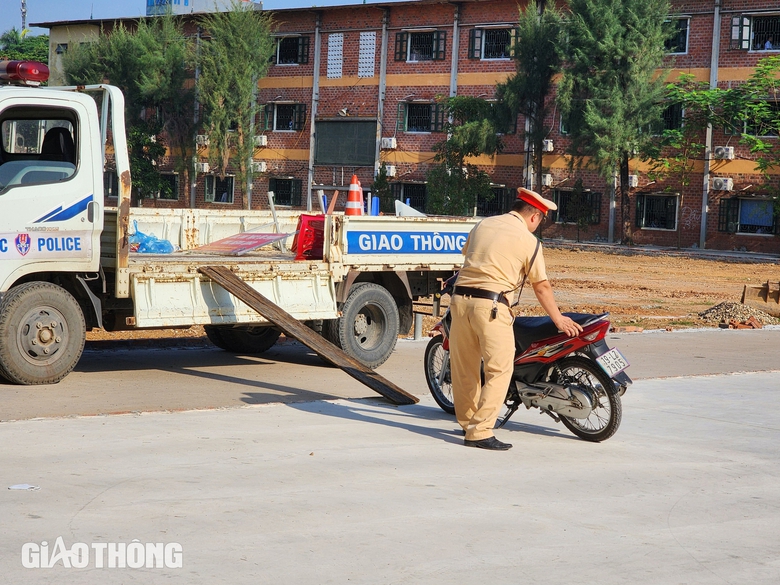 Ph&uacute; Thọ: Lực lượng CSGT v&agrave;o tận điểm trường, xử l&yacute; học sinh vi phạm giao th&ocirc;ng- Ảnh 5.