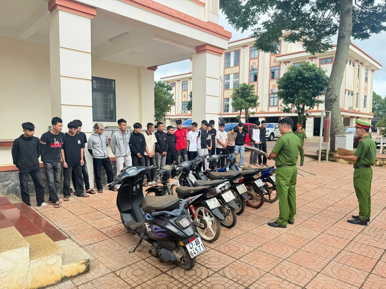 Khởi tố 22 thanh, thiếu ni&ecirc;n mang hung kh&iacute; chạy xe lạng l&aacute;ch, đ&aacute;nh v&otilde;ng tr&ecirc;n quốc lộ- Ảnh 1.