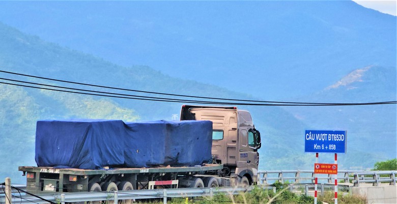 Kh&aacute;nh H&ograve;a: D&agrave;n xe đầu k&eacute;o chở đ&aacute; qu&aacute; khổ, qu&aacute; tải "ngh&ecirc;nh ngang" tr&ecirc;n quốc lộ- Ảnh 11.