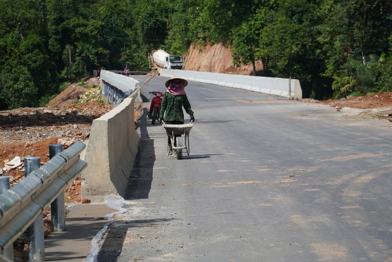 Ngắm quốc lộ 8A nối Cửa khẩu Cầu Treo sau thập kỷ nâng cấp, sửa chữa- Ảnh 7. Ngắm quốc lộ 8A nối Cửa khẩu Cầu Treo sau thập kỷ nâng cấp, sửa chữa- Ảnh 7.