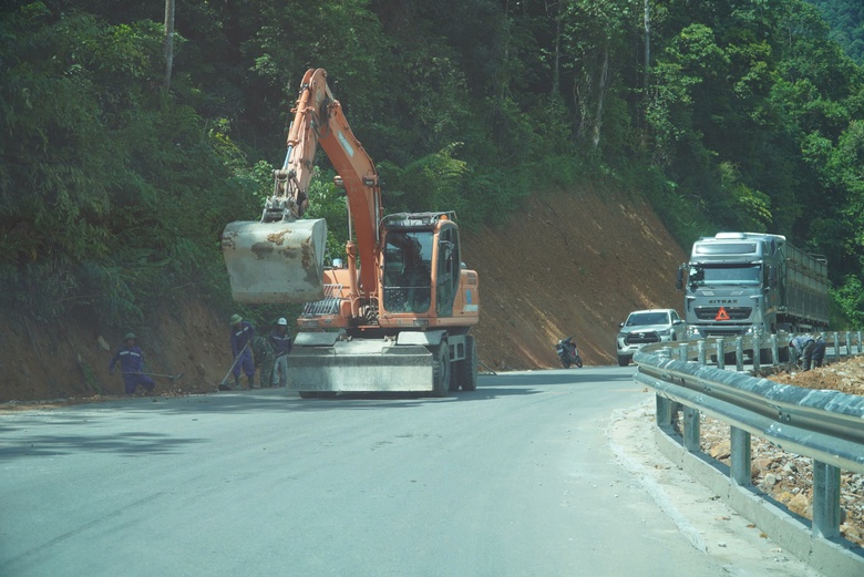 Ngắm quốc lộ 8A nối Cửa khẩu Cầu Treo sau thập kỷ nâng cấp, sửa chữa- Ảnh 8. Ngắm quốc lộ 8A nối Cửa khẩu Cầu Treo sau thập kỷ nâng cấp, sửa chữa- Ảnh 8.