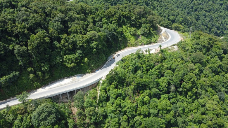 Ngắm quốc lộ 8A nối Cửa khẩu Cầu Treo sau thập kỷ nâng cấp, sửa chữa- Ảnh 1. Ngắm quốc lộ 8A nối Cửa khẩu Cầu Treo sau thập kỷ nâng cấp, sửa chữa- Ảnh 1.