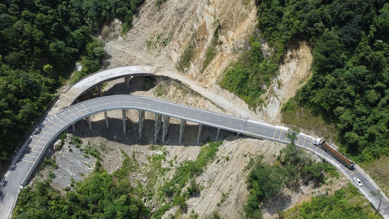 Ngắm quốc lộ 8A nối Cửa khẩu Cầu Treo sau thập kỷ nâng cấp, sửa chữa- Ảnh 3. Ngắm quốc lộ 8A nối Cửa khẩu Cầu Treo sau thập kỷ nâng cấp, sửa chữa- Ảnh 3.