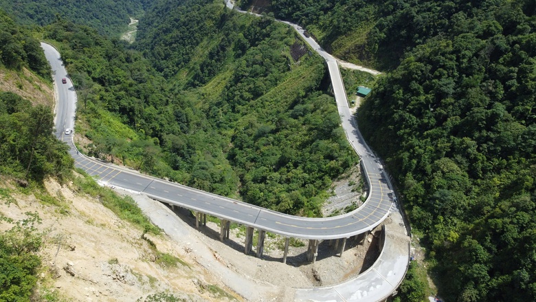 Ngắm quốc lộ 8A nối Cửa khẩu Cầu Treo sau thập kỷ nâng cấp, sửa chữa- Ảnh 4. Ngắm quốc lộ 8A nối Cửa khẩu Cầu Treo sau thập kỷ nâng cấp, sửa chữa- Ảnh 4.