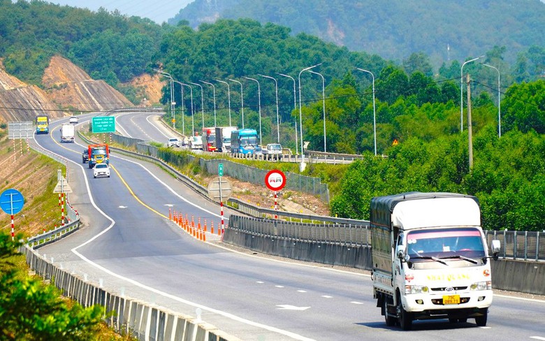 Bộ GTVT n&oacute;i g&igrave; về kiến nghị thay đổi phương &aacute;n ph&acirc;n luồng cao tốc Cam Lộ - La Sơn?