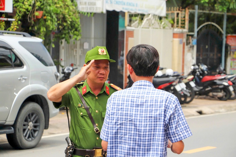 Lưu thông đường cấm theo giờ, nhiều tài xế ô tô bị phạt 2,5 triệu, tước bằng 2 tháng- Ảnh 4. Lưu thông đường cấm theo giờ, nhiều tài xế ô tô bị phạt 2,5 triệu, tước bằng 2 tháng- Ảnh 4.